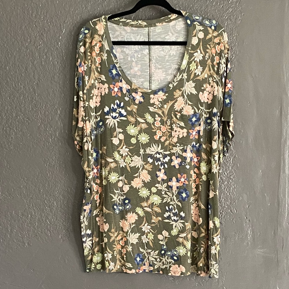 Maurices Size 3, Floral Pocket Tee